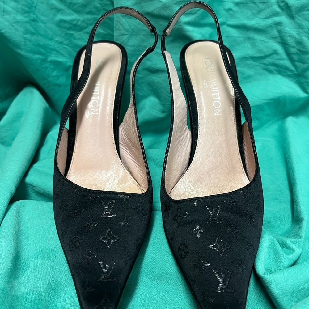 Black Louis Vuitton heels. Never worn by me, too small for 39. Fits like 38 (8). - Picture 4 of 5